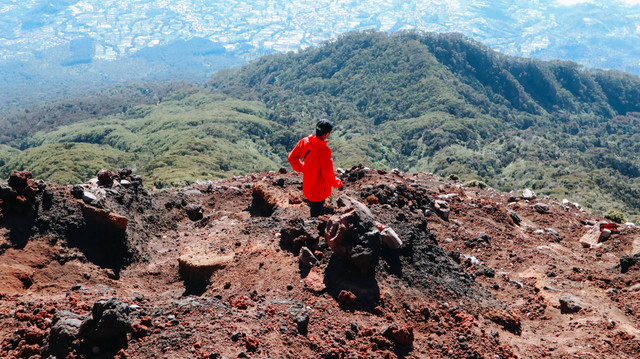 Tiket Masuk Bukit Tangkeban, Foto: unsplash/Titus Windi Priatmoko