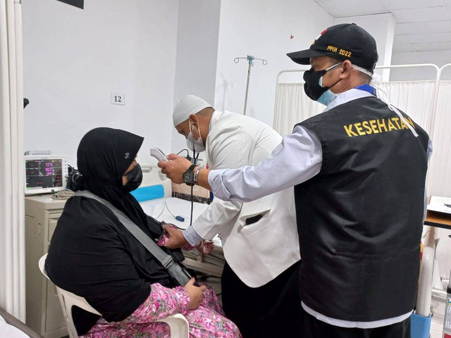 Jemaah haji melakukan pemeriksaan kesehatan. Foto: Muhammad Iqbal/kumparan