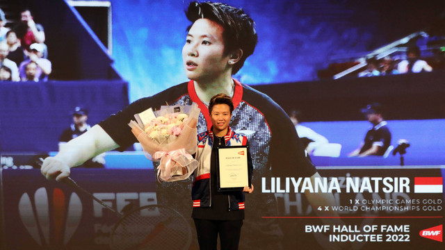 Mantan Pebulu tangkis Indonesia, Liliyana Natsir mendapatkan BWF Hall Of Fame Inductee 2022 di pegelaran Indonesia Open 2022, Istora Senayan, Sabtu (18/6). Foto: Aditia Noviansyah/kumparan