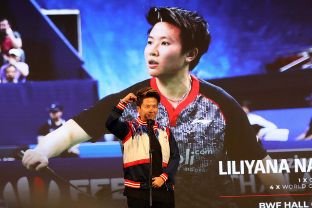 Mantan Pebulu tangkis Indonesia, Liliyana Natsir, mendapatkan BWF Hall Of Fame Inductee 2022 di pegelaran Indonesia Open 2022, Istora Senayan, Sabtu (18/6). Liliyana Natsir pernah memenangkan 1 kali Olympic games dan 4 x World C Foto: Aditia Noviansyah/kumparan