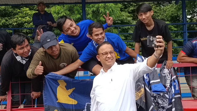Gubernur DKI Jakarta Anies Baswedan berfoto bersama saat penutupan ajang sepakbola wanita Piala Gubernur DKI Jakarta di Pancoran, Jakarta Selatan (18/6).  Foto: Andika/kumparan