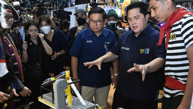 Menteri Badan Usaha Milik Negara (BUMN) Republik Indonesia, Erick Thohir dan Direktur Utama Petrokimia Gresik, Dwi Satriyo Annugroho (kiri) saat melihat salah satu inovasi Petrokimia Gresik. Foto: Istimewa