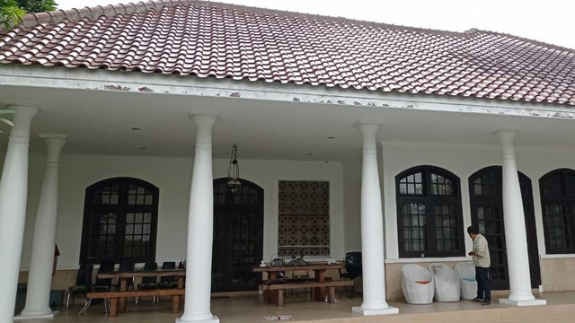 Bangunan utama markas relawan Ganjar-Perkasa di Jogja menghadap ke halaman belakang lengkap dengan kolam renang. Foto: Mutiara Rizka