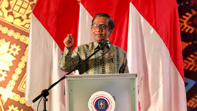 Mahfud MD saat menyampaikan orasi kebangsaan dalam acara pelantikan pengurus DPW dan DPD Ikatan Keluarga Alumni Universitas Islam Indonesia (IKA UII) Wilayah Sumatera Selatan, Sabtu, (18/6) di Palembang.  Foto: Dok. Kemenko Polhukam