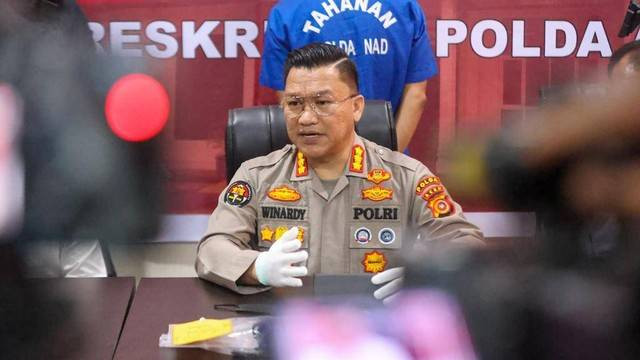 Kabid Humas Polda Aceh Kombes Winardy saat memberikan keterangan pers terkait pengungkapan kasus penembakan dua warga Indrapuri, Aceh Besar. Foto: Suparta/acehkini