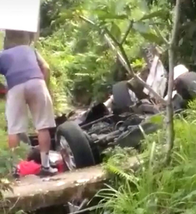 Satu mbil yang kena seruduk bus terlemar masuk ke dalam sungai - IST