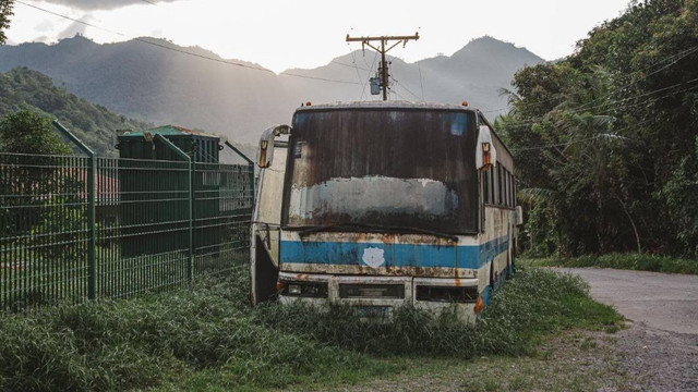 Ilustrasi bus yang terbakar. Foto: Denniz Futualan/pexels