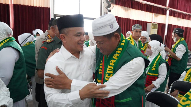 Wali Kota Palu Hadianto Rasyid Melepas Pemberangkatan Jemaah Haji asal Palu. Foto: Dok. Pemkot Palu