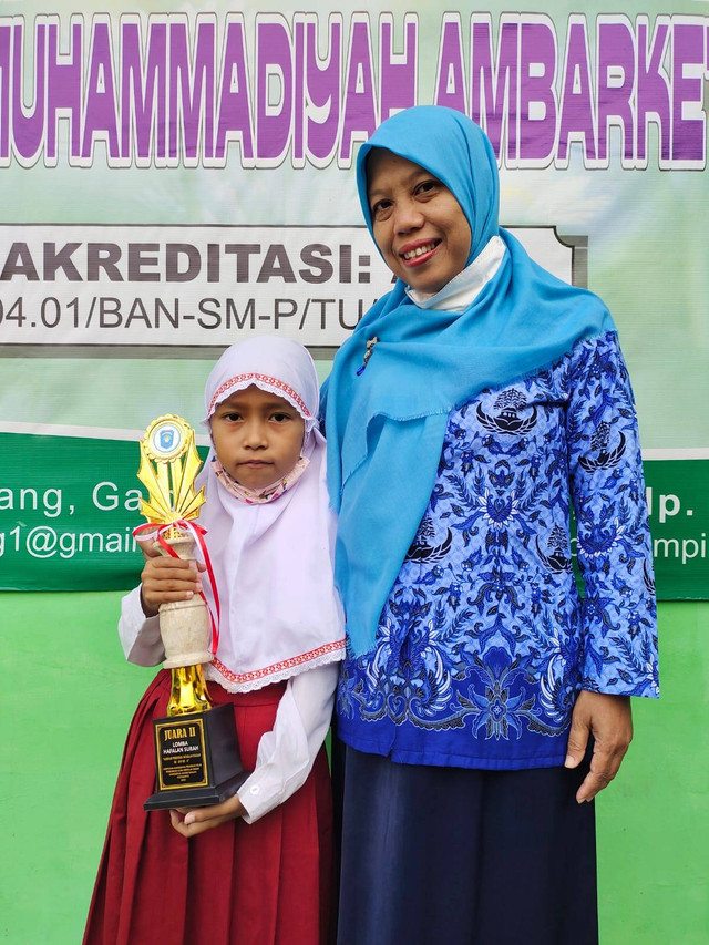 Aisyah Nurul Azizah bersama Kepala SD Muhammadiyah Ambarketawang 1