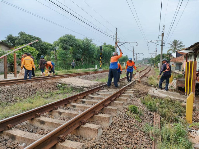 PT KAI Daop 1 Jakarta Tutup 6 Perlintasan Liar.  Foto: Dok PT KAI