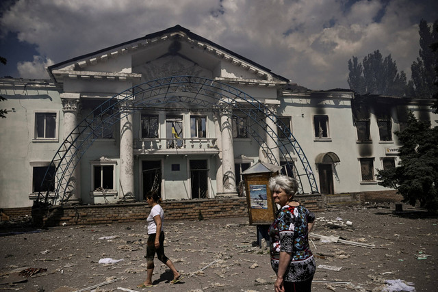 Kondisi usai serangan di kota Lysychansk di wilayah Donbas, Ukraina. Foto: ARIS MESSINIS / AFP