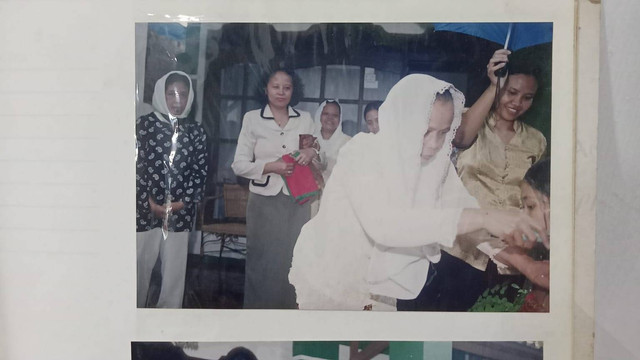 Foto ketika calon Ibu sedang melakukan siraman 7 bulanan. Foto: dokumentasi pribadi.