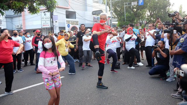 Gubernur Jateng, Ganjar Pranowo, mengikuti flashmob di CFD Solo, Minggu (19/06/2022). FOTO: Dok Humas Pemkot Solo