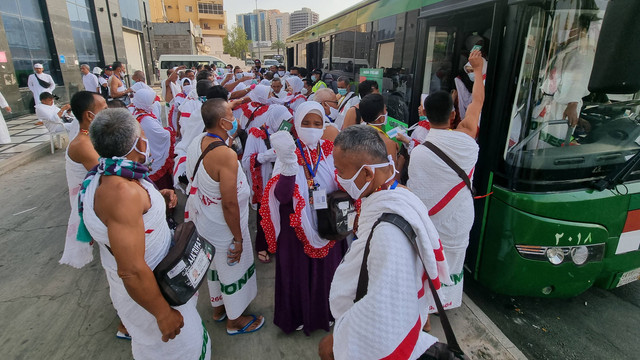 Jemaah haji naik Bus Shalawat. Foto: Muhammad Iqbal/kumparan