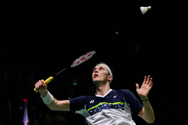 Pebulu tangkis tunggal putra Denmark Viktor Axelsen mengembalikan kok ke arah tunggal putra China Zhao Jun Peng dalam final Indonesia Open 2022 di Istora Senayan, Jakarta, Minggu (19/6/2022). Foto: Sigid Kurniawan/Antara Foto