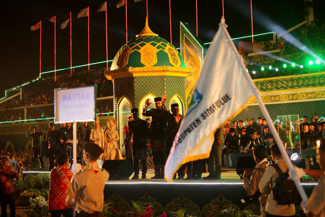 Defile kafilah pada pembukaan Musabaqah Tilawatil Qur’an (MTQ) ke-35 yang digelar di Bener Meriah, Sabtu malam (18/6/2022). Foto: Abdul Hadi/acehkini