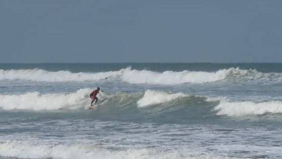 Salah seorang atlet selancar yang coba taklukan ganasnya ombak di Pantai Parangtritis. Foto: Erfanto/Tugu Jogja