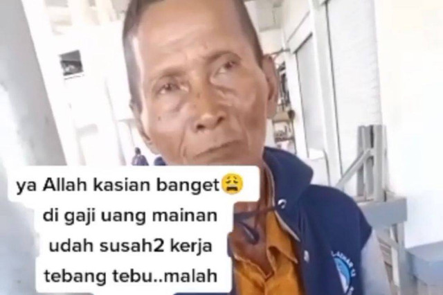 Seorang kakek kerja dibayar uang mainan diduga di Lampung | Foto: ist