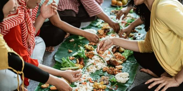Ilustrasi makan pakai tangan khas orang Indonesia. (Foto: Shutterstock.com)