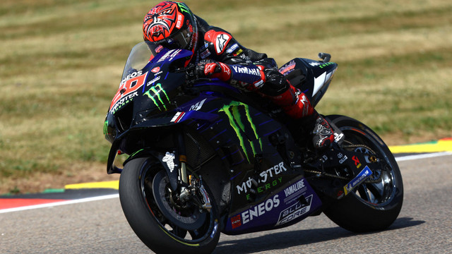 Selebrasi Fabio Quartararo usai menjuarai MotoGP Jerman di Sachsenring, Hohenstein-Ernstthal, Jerman, Minggu (19/6/2022). Foto: Lisi Niesner/Reuters