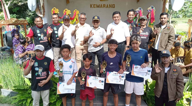 Para Juara Pertandingan Tennis Yunior Banyuwangi 2022, Photo Bersama Wabub Banyuwangi Sugirah, KADISPORA Abdul Azis Hamidi, dan juga perwakilan KONI, perwakilan Camat Glagah, Kepala Desa Tamansuruh Bpk. Teguh Rahadi, serta Ketua PELTI Bpk. Bayu Hadiyanto dan Wowok Meirianto Owner Waroeng Kemarang.