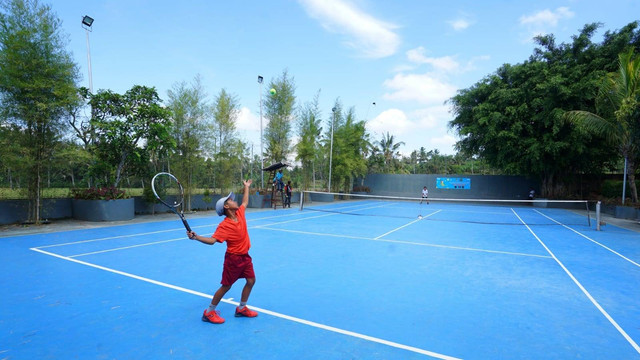 Pertandingan Tennis Yunior 2022 Perebutan partai final di Lapangan Tennis Villa Kemarang
