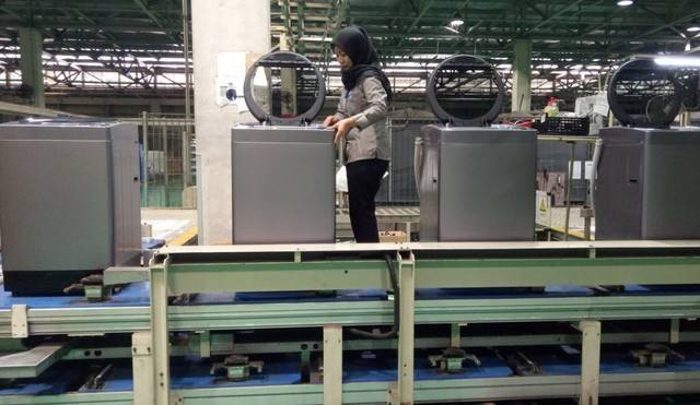 Aktivitas pekerja di pabrik baru mesin cuci Sharp di Karawang, Jawa Barat. Foto: Resya Firmansyah/kumparan