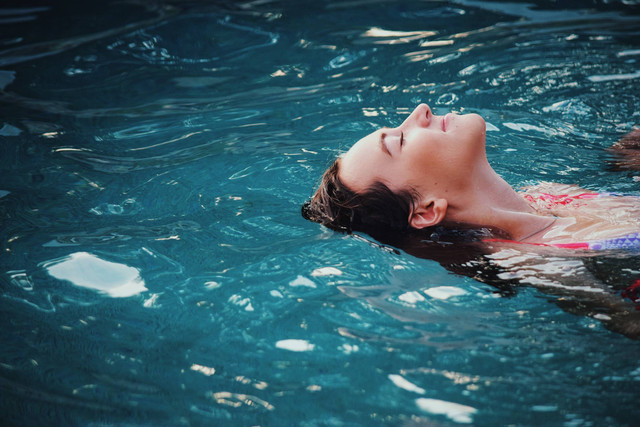 Harga Tiket Masuk Pemandian Air Panas Banyuwedang 2022, Foto: Unsplash/Haley Phelps