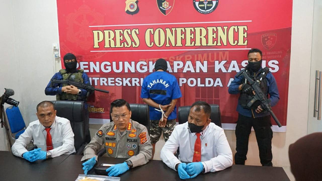 Kabid Humas Polda Aceh Kombes Winardy (tengah) memberikan keterangan pers terkait penembakan dua warga, Senin (20/6). Foto: Dok. Polda Aceh 