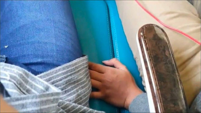 Tangkapan layar video viral pria raba paha perempuan di KA Argolawu. Foto: Twitter/@Selasarabu_