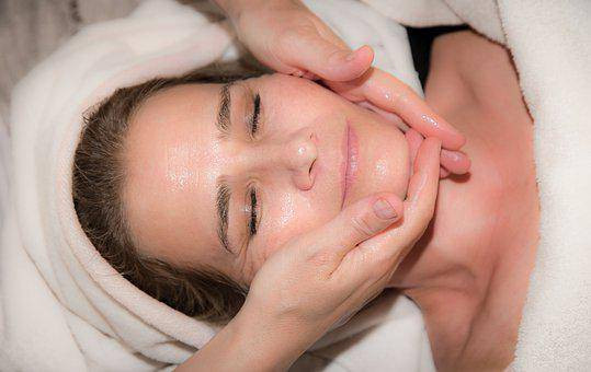 Ilustrasi pijat untuk mengatasi hidung tersumbat. Foto: pixabay