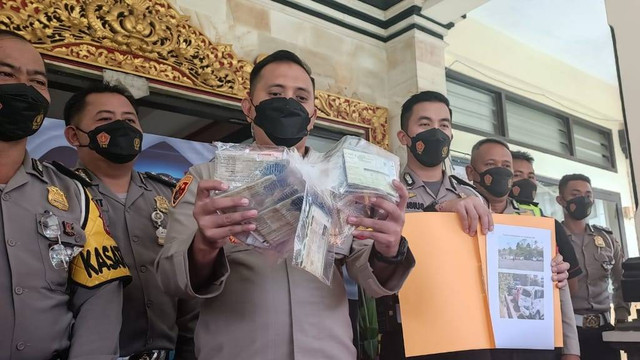 Kapolres Tabanan AKBP Ranefli Dian Candra saat konfrensi pers kasus tabrakan beruntun bus pariwisata di Polres Tabanan. Foto: Denita br Matondang/kumparan.