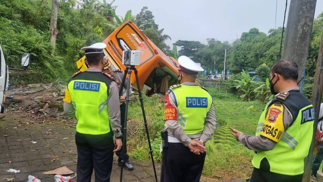 Bus pariwisata yang tabrakan beruntun di Bali. Foto: Dok. Istimewa