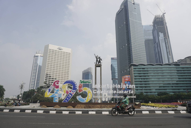 Pekerja melalukan persiapan dekorasi Jakarta Hajatan 495 di Bundaran Hotel Indonesia (HI), Menteng, Jakarta Pusat, Senin (20/6/2022). Foto: Iqbal Firdaus/kumparan