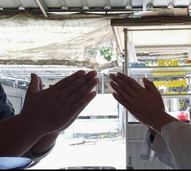Dua tangan yang saling mengucapkan terimakasih. Sumber foto : Dokumen Pribadi