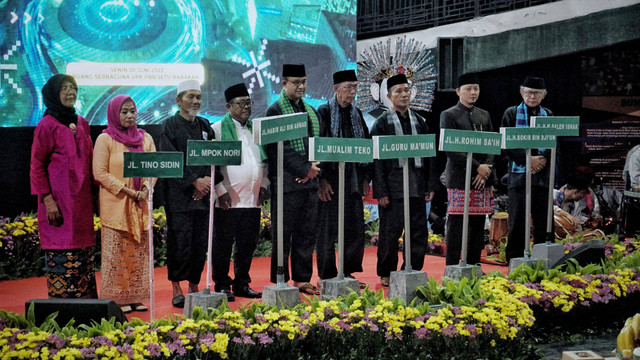 Gubernur DKI Jakarta Anies Baswedan meresmikan nama jalan dengan nama-nama tokoh Betawi dan tokoh Jakarta di Gedung Serbaguna Perkampungan Budaya Betawi, Setu Babakan, Jagakarsa, Jakarta Selatan, Senin (20/6/2022). Foto: Jamal Ramadhan/kumparan