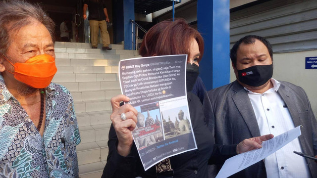 Roy Suryo dilaporkan ke Polda Metro Jaya, Senin (20/6/2022). Foto: Jonathan Devin/kumparan