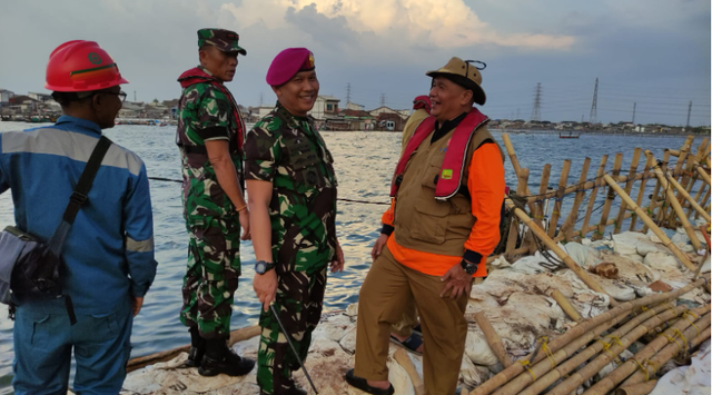 Komandan Pangkalan TNI Angkatan Laut (Danlanal) Semarang Kolonel Marinir Hariyono Mastur saat meninjau tanggul laut yang sempat jebol di kawasan Industri Lamicitra Pelabuhan Tanjung Emas Semarang. Dok istimewa