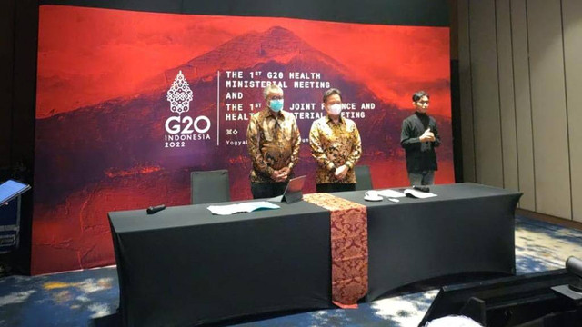 Direktur Jenderal Organisasi Kesehatan Dunia (WHO) Tedros Adhanom Ghebreyesus (kiri) bersama Menkes Budi Gunadi Sadikin (kanan) di The 1st G20 Health Ministers Meeting di Hotel Marriot Yogyakarta, Senin (20/6/2022). Foto: Arfiansyah Panji Purnandaru/kumparan