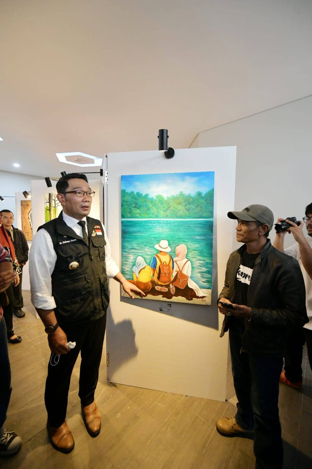 Gubernur Jabar, Ridwan Kamil, berbincang dengan seniman yang membuat lukisan saat dirinya berada di tepi Sungai Aare, Swiss. Foto: Humas Jabar