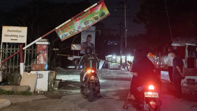 Pintu perlintasan manual KRL Rawa Geni akhirnya dibuka kembali oleh warga sekitar. Foto: Dok. Istimewa