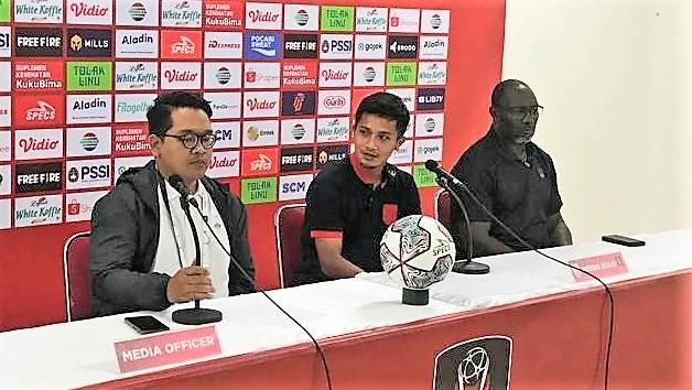 Pelatih Persis Solo, Jacksen F Tiago (kanan), mengikuti konferensi pers jelang laga melawan PSIS Semarang di Stadion Manahan Solo, Senin (20/06/2022). FOTO: Agung Santoso