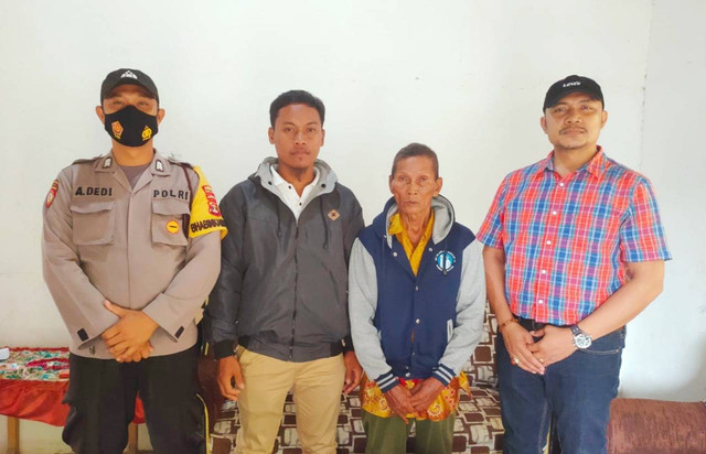 Kakek Sunardi saat dikunjungi Tim Satreskrim Polres Tulang Bawang. | Foto: Polres Tulang Bawang