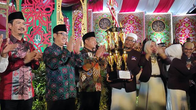 Penyerahan hadiah untuk para kafilah pemenang MTQ ke-29 tingkat Provinsi Sulawesi Utara.