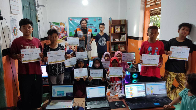 Hal inilah yang mendasari diadakanya pelatiha kelas coding di Rumah Pintar Yes I Do Desa Berdaya Kebandingan, Tegal yang dilaksanakan pada Minggu (19/06).