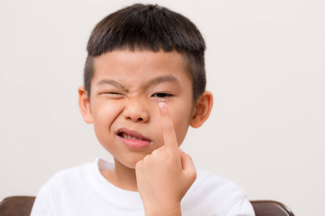 Ilustrasi anak pakai lensa kontak. Foto: leungchopan/Shutterstock