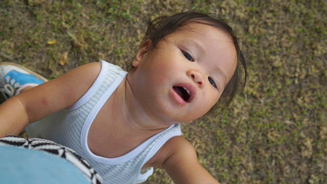 Ilustrasi bayi clingy yang suka menempel pada ibu. Foto: Fleuraya/Shutterstock