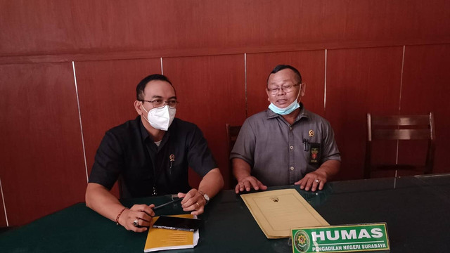 Wakil Humas PN Surabaya Gede Agung (kiri) Kepala Humas PN Surabaya Suparno menjelaskan terkait perkawinan beda agama di Surabaya, Selasa (21/6/2022). Foto: Farusma Okta Verdian/kumparan