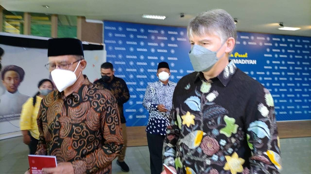Duta Besar Inggris untuk Indonesia dan Timor Leste Owen Jenkins bertemu dengan Ketua Umum Pimpinan Pusat (PP) Muhammadiyah Haedar Nashir di Kantor PP Muhammadiyah Yogyakarta, Selasa (21/6/2022). Foto: Arfiansyah Panji Purnandaru/kumparan