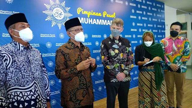 Duta Besar Inggris untuk Indonesia dan Timor Leste Owen Jenkins bertemu dengan Ketua Umum Pimpinan Pusat (PP) Muhammadiyah Haedar Nashir di Kantor PP Muhammadiyah Yogyakarta, Selasa (21/6/2022). Foto: Arfiansyah Panji Purnandaru/kumparan